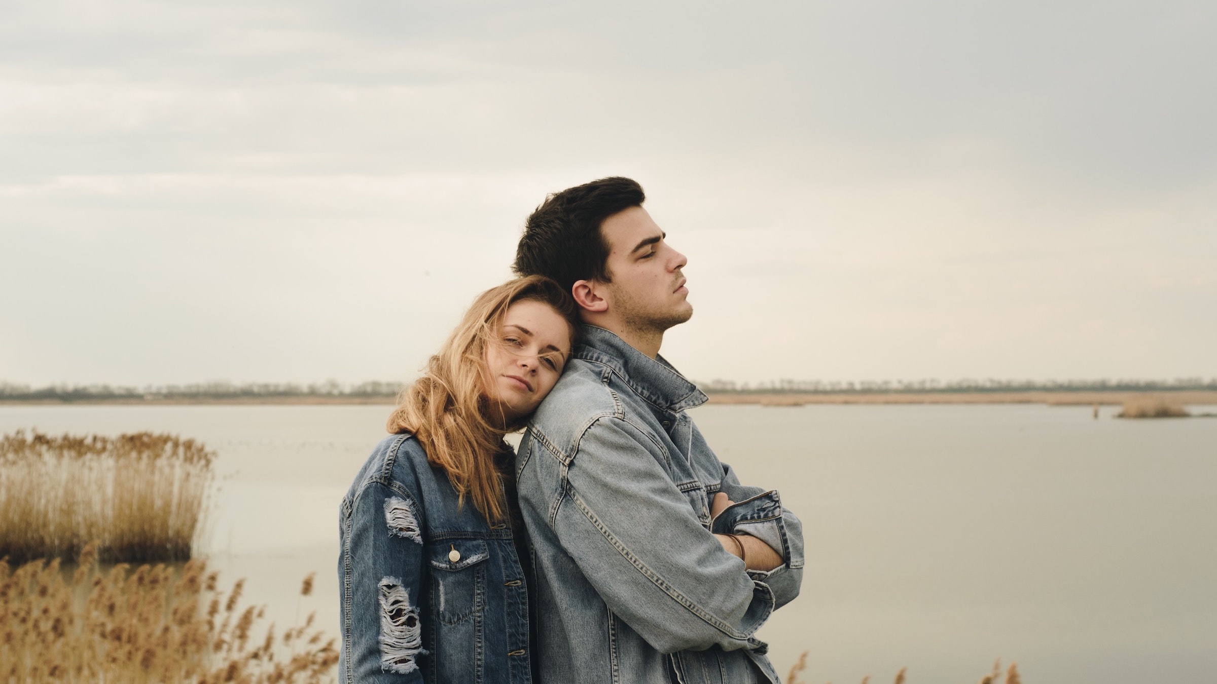 Bilde av par ved sjø. Foto Milan Popovic fra https://unsplash.com/@itsmiki5